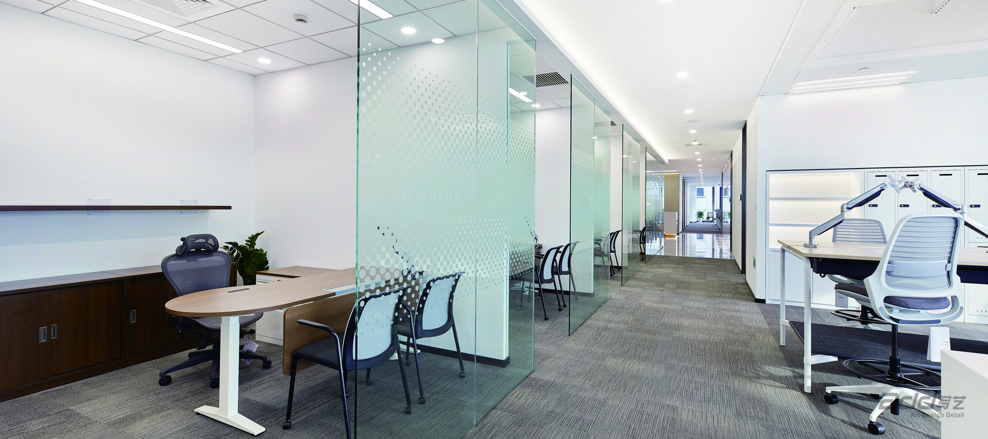 雅?；まk公室裝修-辦公區(qū)玻璃隔斷-pc